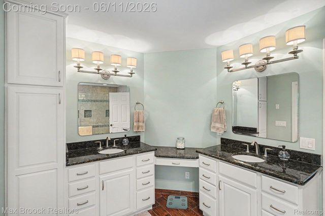 1300 Oak Hollow Drive, Milford Charter Township, MI 48380
