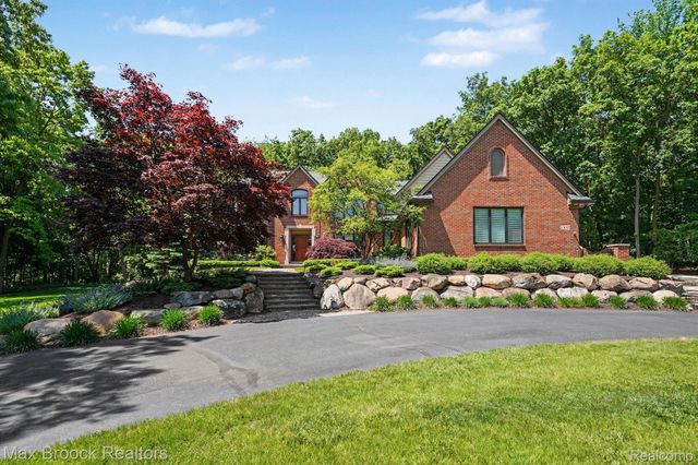 1300 Oak Hollow Drive, Milford Charter Township, MI 48380