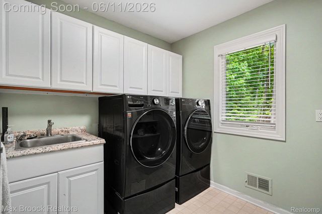 1300 Oak Hollow Drive, Milford Charter Township, MI 48380