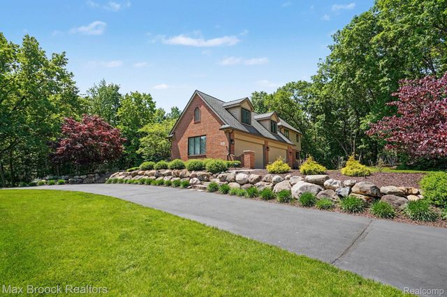 1300 Oak Hollow Drive, Milford Charter Township, MI 48380