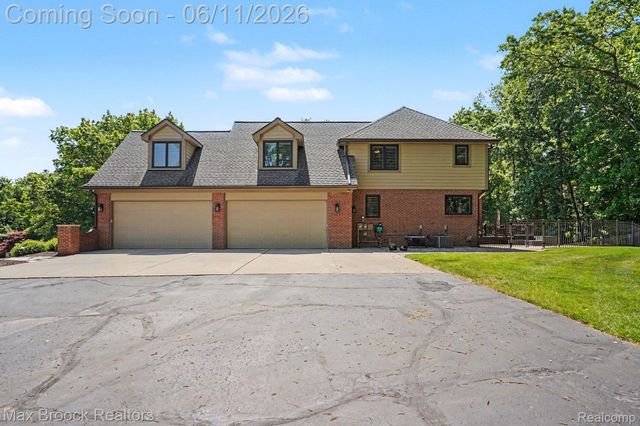 1300 Oak Hollow Drive, Milford Charter Township, MI 48380