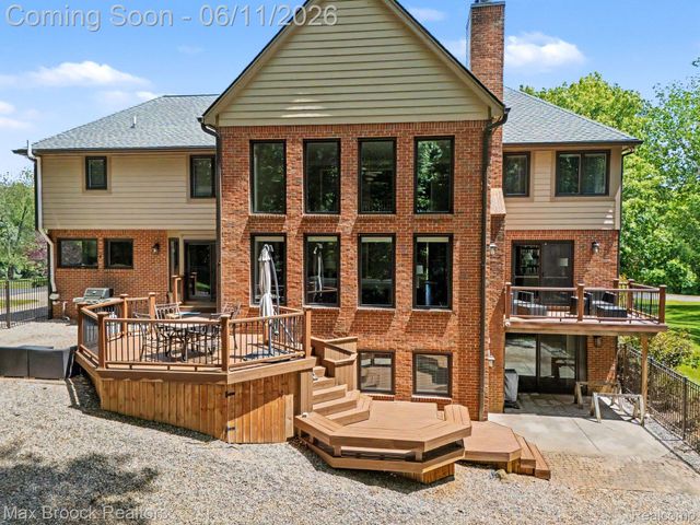 1300 Oak Hollow Drive, Milford Charter Township, MI 48380