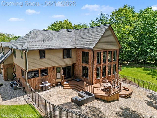 1300 Oak Hollow Drive, Milford Charter Township, MI 48380