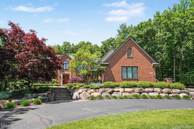 1300 Oak Hollow Drive, Milford Charter Township, MI 48380