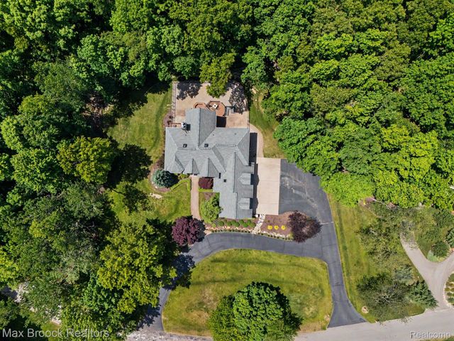 1300 Oak Hollow Drive, Milford Charter Township, MI 48380