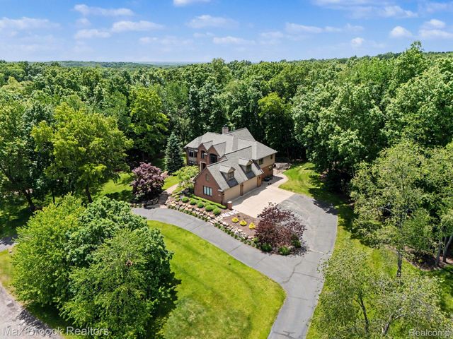 1300 Oak Hollow Drive, Milford Charter Township, MI 48380