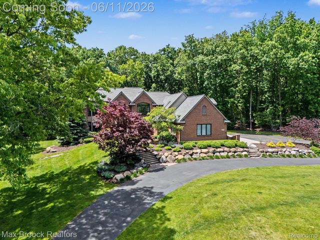 1300 Oak Hollow Drive, Milford Charter Township, MI 48380