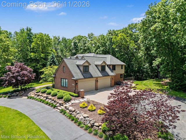 1300 Oak Hollow Drive, Milford Charter Township, MI 48380