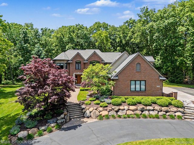 1300 Oak Hollow Drive, Milford Charter Township, MI 48380