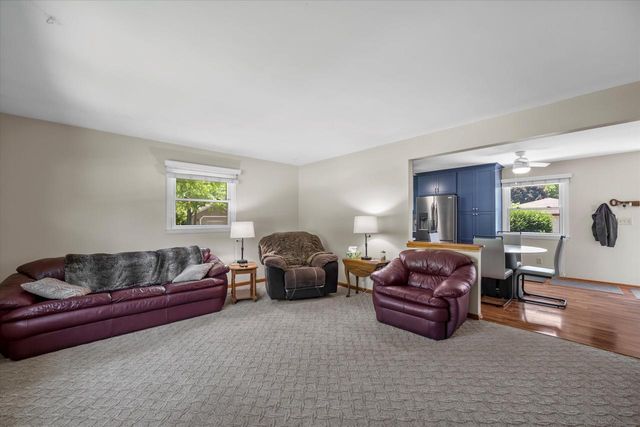 525 E Fitzsimmons ROAD, Oak Creek, WI 53154