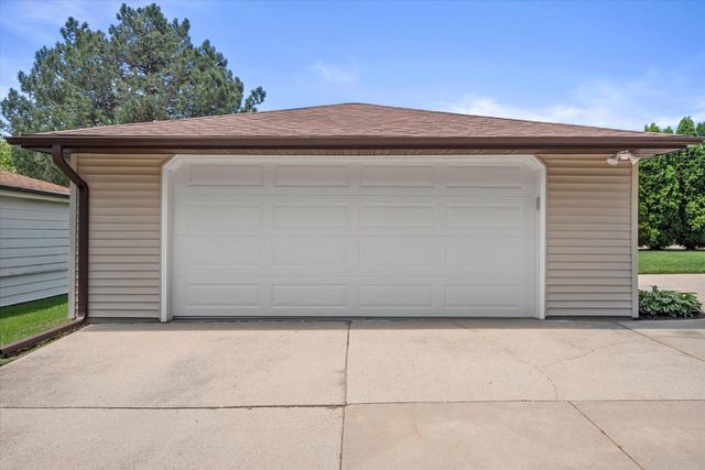 525 E Fitzsimmons ROAD, Oak Creek, WI 53154