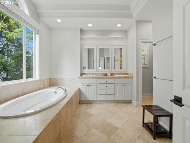 9045 Nw MURDOCK St, Portland, OR 97229