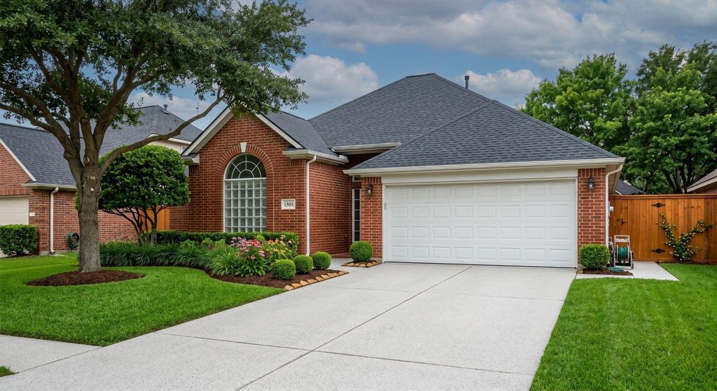 1303 S Teal Estates Circle, Fresno, TX 77545