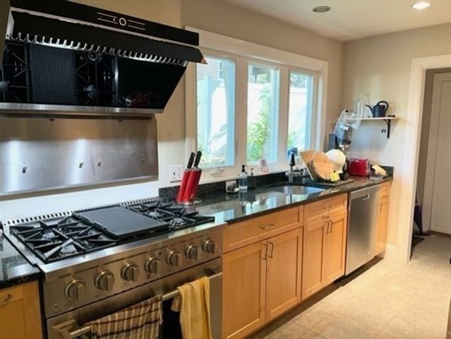 10 Duxbury Rd 10, Newton, MA 02459