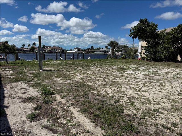1722 Bikini CT, Cape Coral, FL 33904