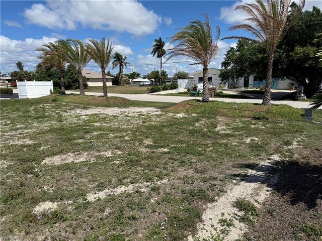 1722 Bikini CT, Cape Coral, FL 33904