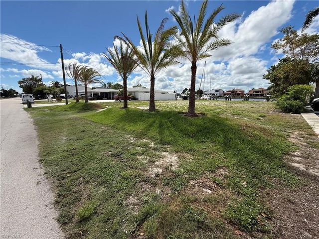 1722 Bikini CT, Cape Coral, FL 33904