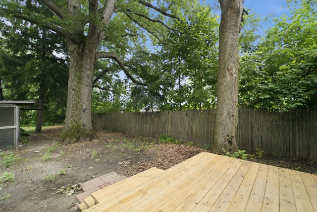 910 E 6th Street, Hobart, IN 46342