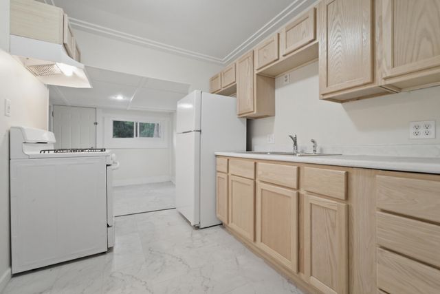 910 E 6th Street, Hobart, IN 46342