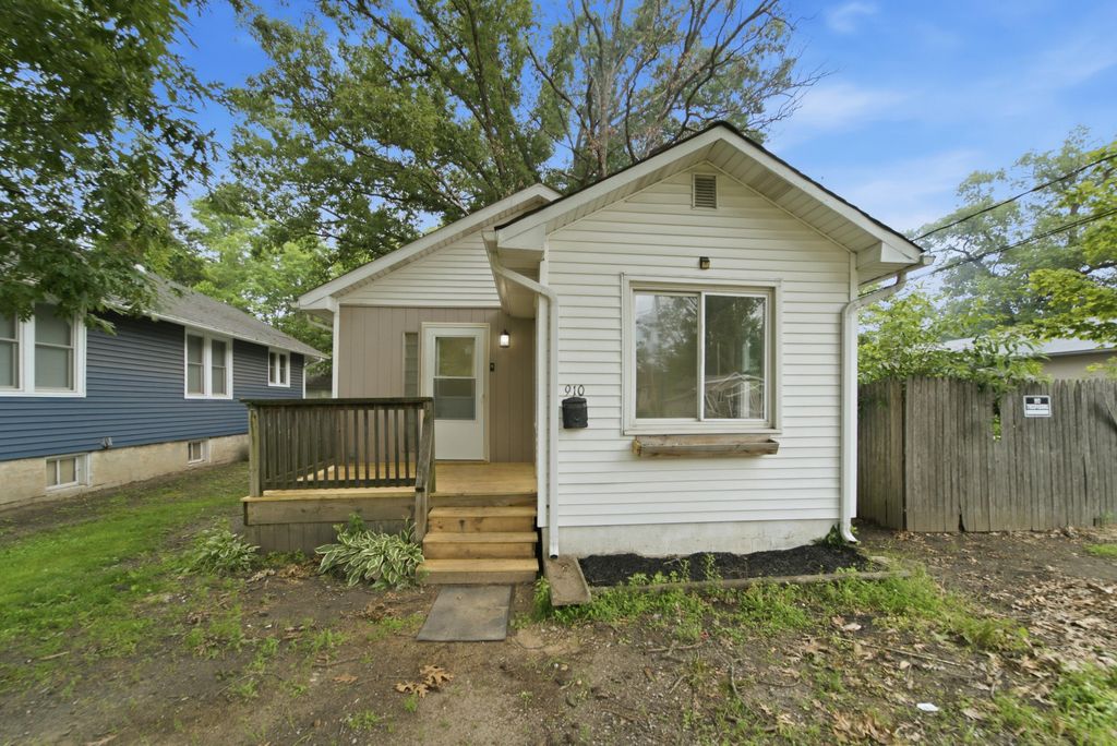 910 E 6th Street, Hobart, IN 46342