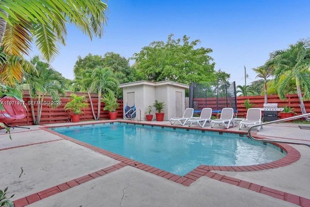 208 SW 2nd Ave, Hallandale Beach, FL 33009