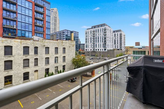 215 10th Avenue S 333, Minneapolis, MN 55415