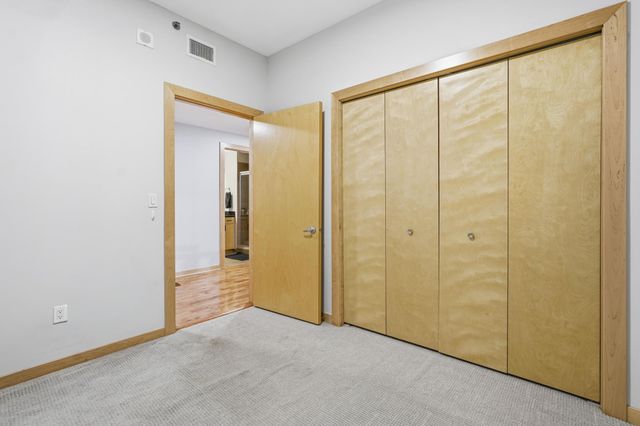 215 10th Avenue S 333, Minneapolis, MN 55415