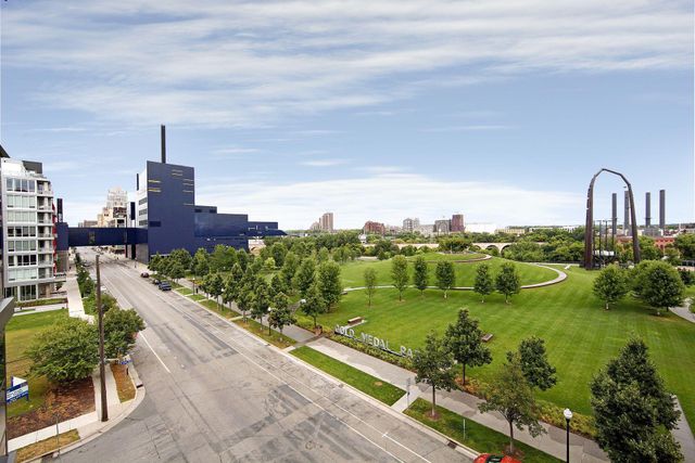 215 10th Avenue S 333, Minneapolis, MN 55415