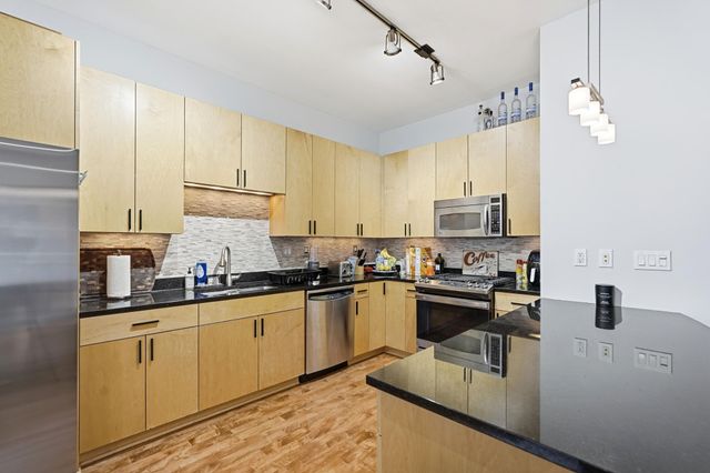 215 10th Avenue S 333, Minneapolis, MN 55415