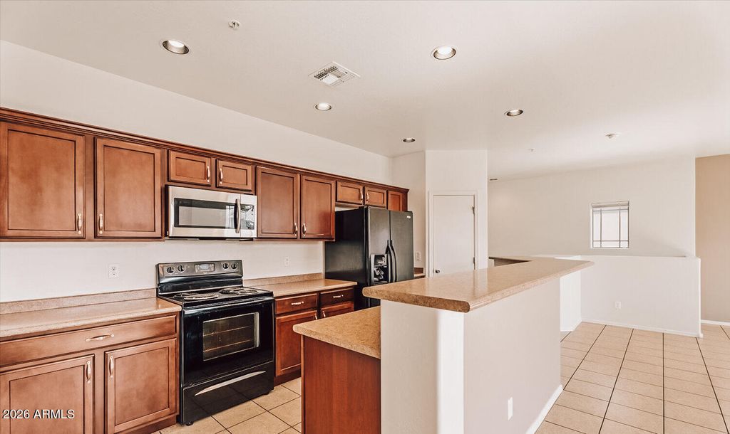 Image 6 of property listing at 1441 N 80TH Lane, Phoenix, AZ 85043