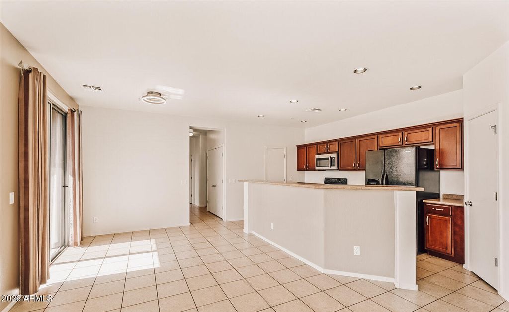 Image 9 of property listing at 1441 N 80TH Lane, Phoenix, AZ 85043