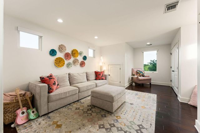 7825 Lynchburg DR, Austin, TX 78738