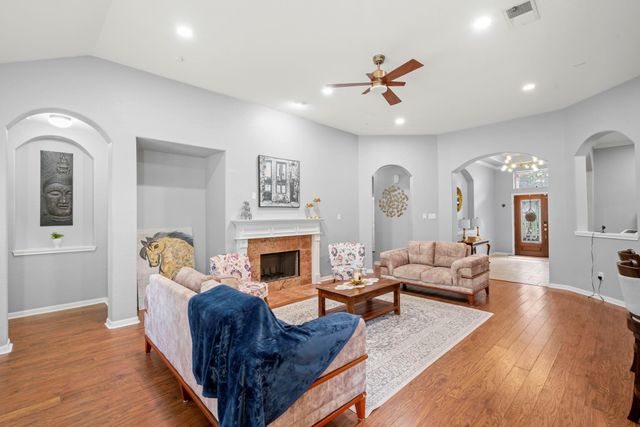 7 Caelin Court, The Woodlands, TX 77382