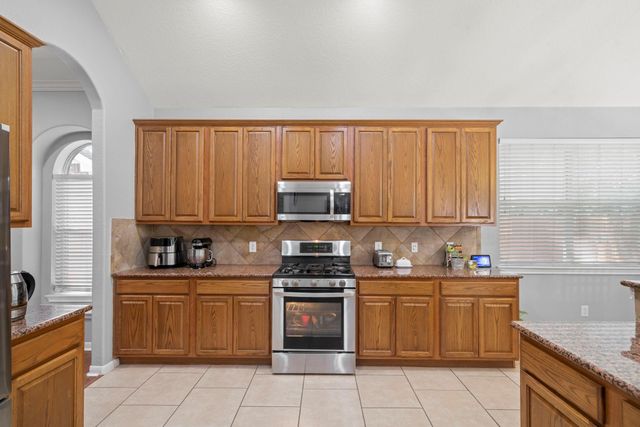 7 Caelin Court, The Woodlands, TX 77382