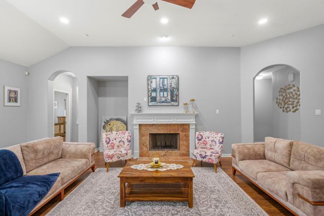 7 Caelin Court, The Woodlands, TX 77382