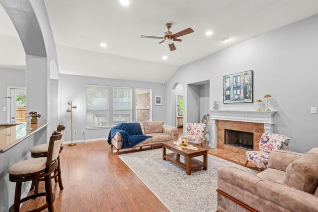 7 Caelin Court, The Woodlands, TX 77382