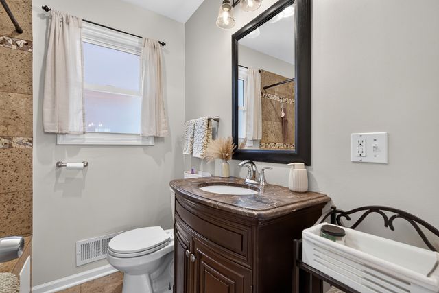 6365 N Mobile Avenue, Chicago, IL 60646