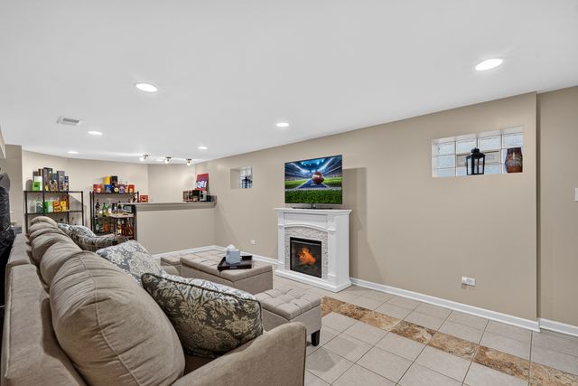 6365 N Mobile Avenue, Chicago, IL 60646