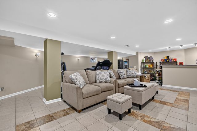 6365 N Mobile Avenue, Chicago, IL 60646