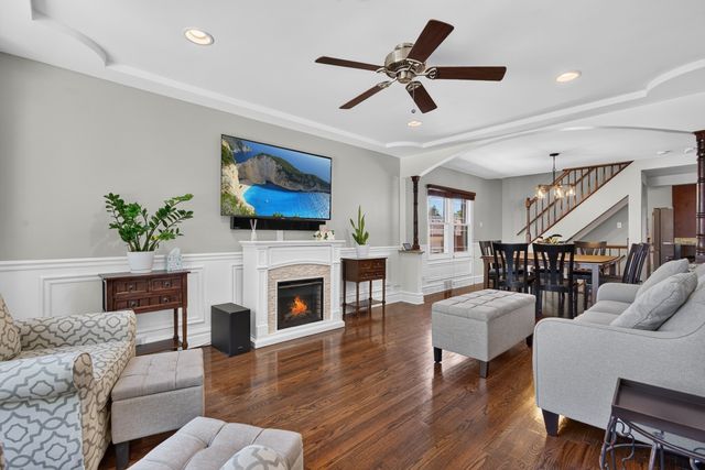 6365 N Mobile Avenue, Chicago, IL 60646