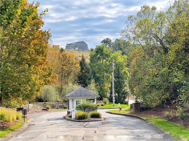 203 Sonie Dr, Ohio Twp, PA 15143