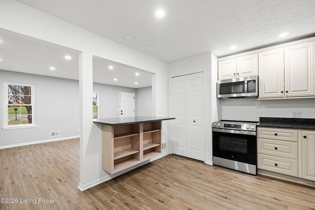 373 Circle Dr, Shepherdsville, KY 40165