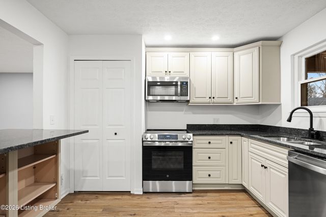 373 Circle Dr, Shepherdsville, KY 40165