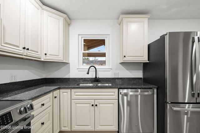 373 Circle Dr, Shepherdsville, KY 40165