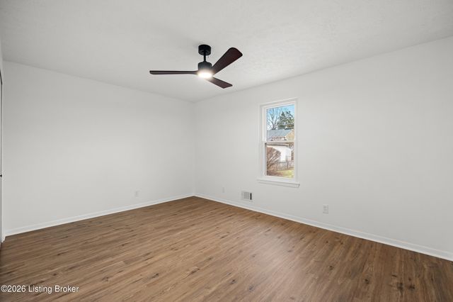 373 Circle Dr, Shepherdsville, KY 40165