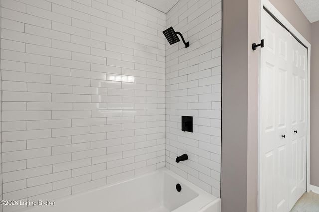 373 Circle Dr, Shepherdsville, KY 40165