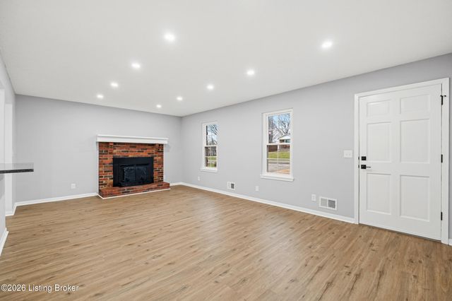 373 Circle Dr, Shepherdsville, KY 40165