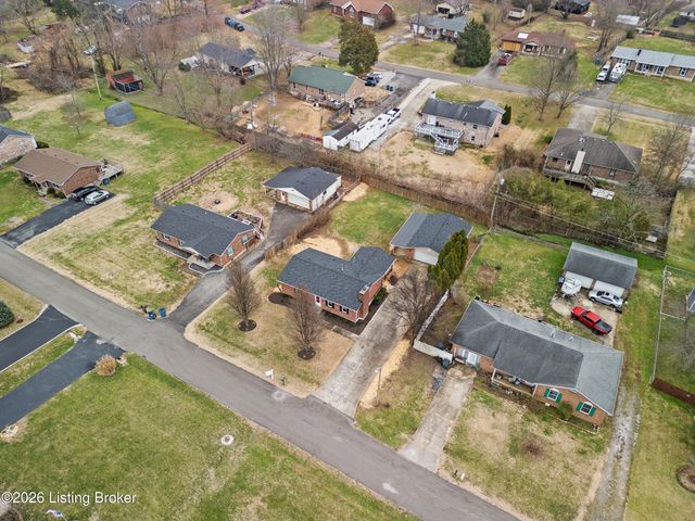 373 Circle Dr, Shepherdsville, KY 40165