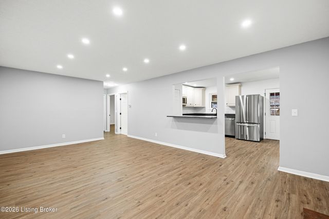 373 Circle Dr, Shepherdsville, KY 40165