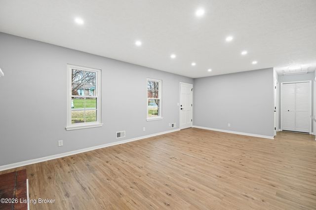 373 Circle Dr, Shepherdsville, KY 40165